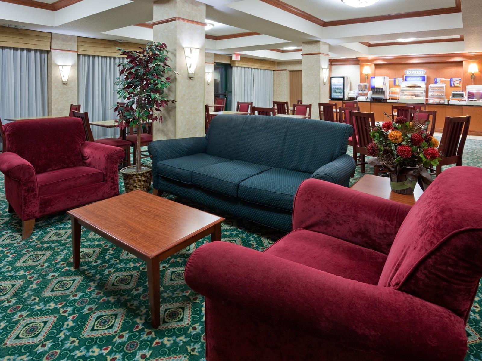 Holiday Inn Express Hotel & Suites Milwaukee-New Berlin By Ihg Exterior photo