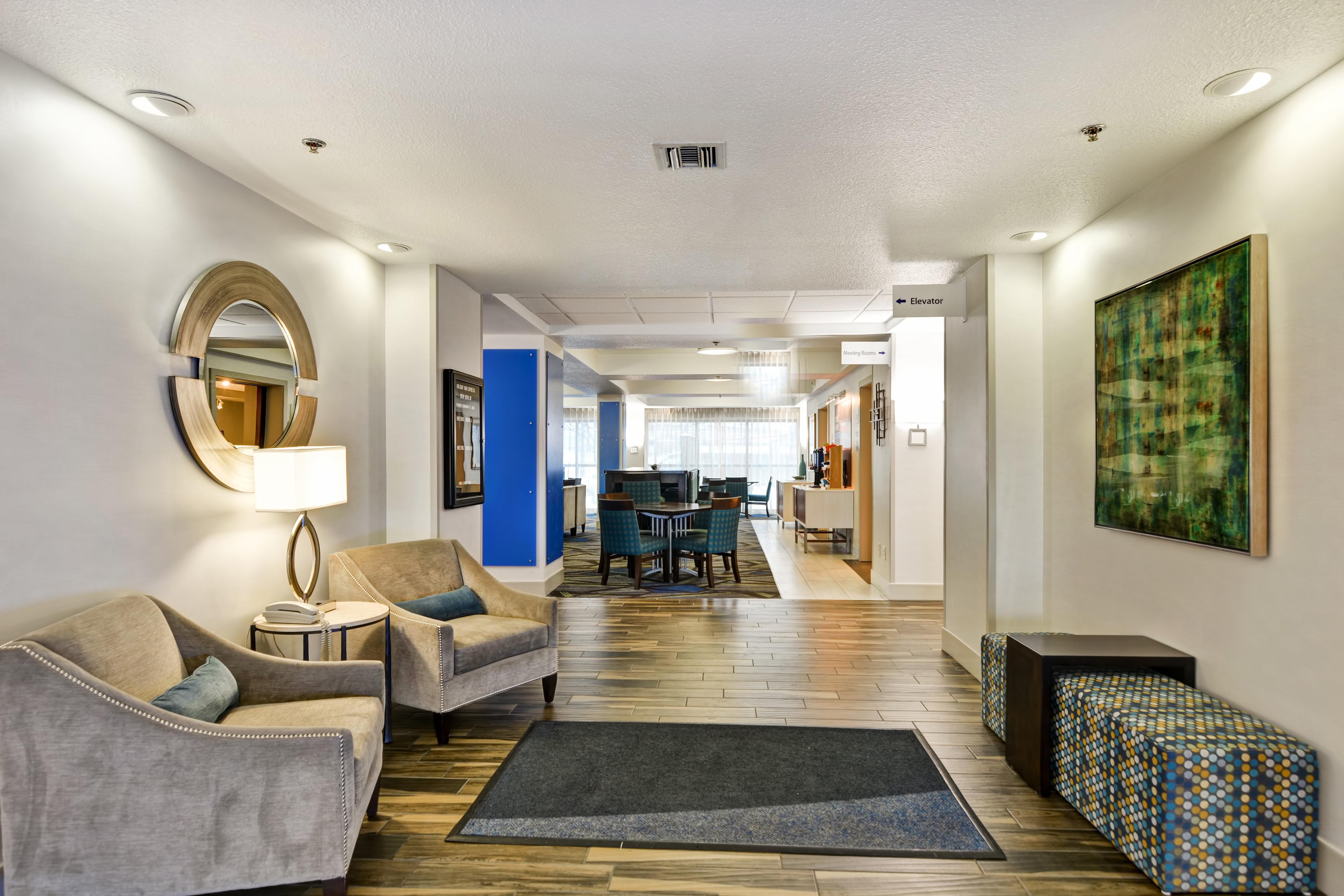 Holiday Inn Express Hotel & Suites Milwaukee-New Berlin By Ihg Exterior photo