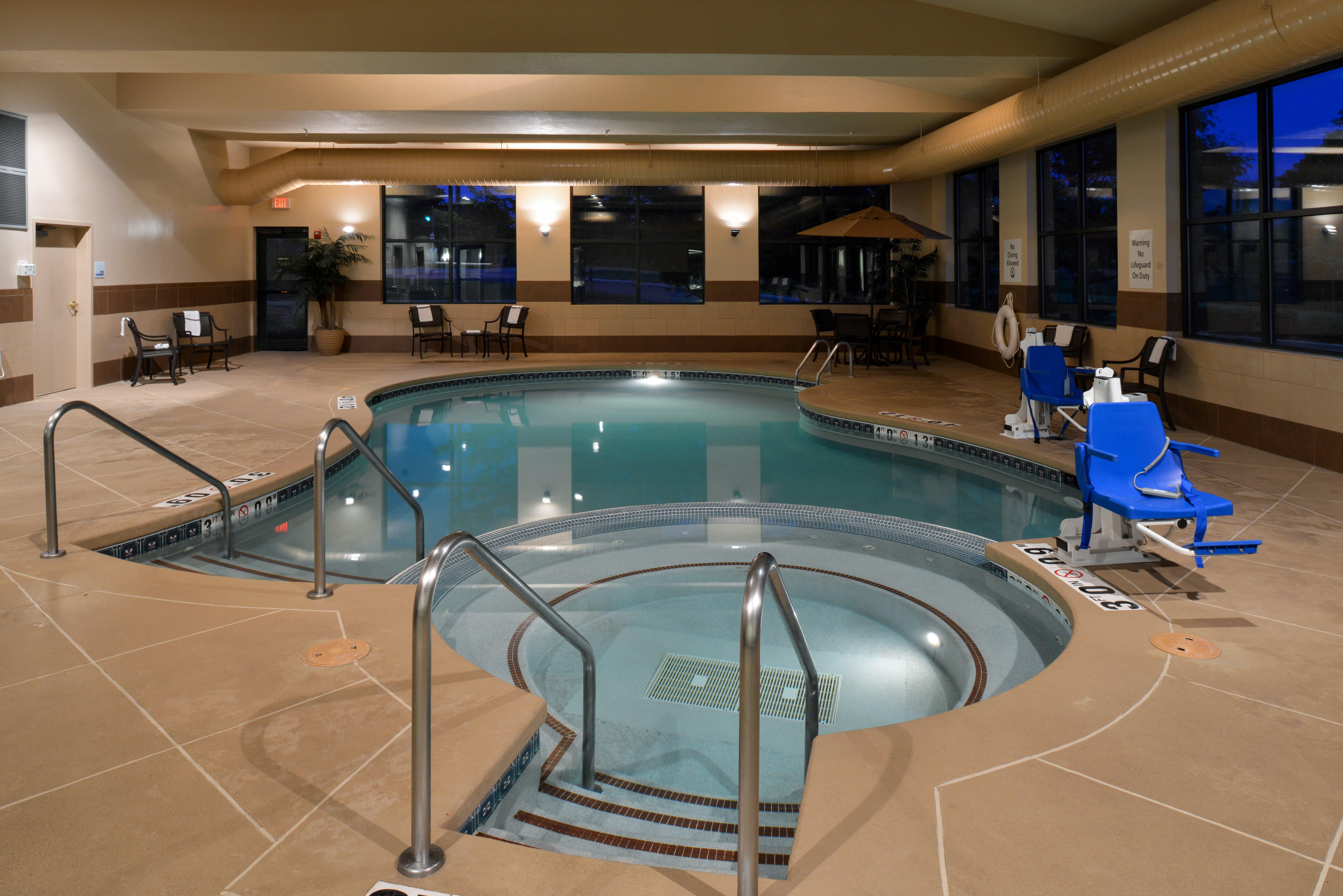Holiday Inn Express Hotel & Suites Milwaukee-New Berlin By Ihg Exterior photo