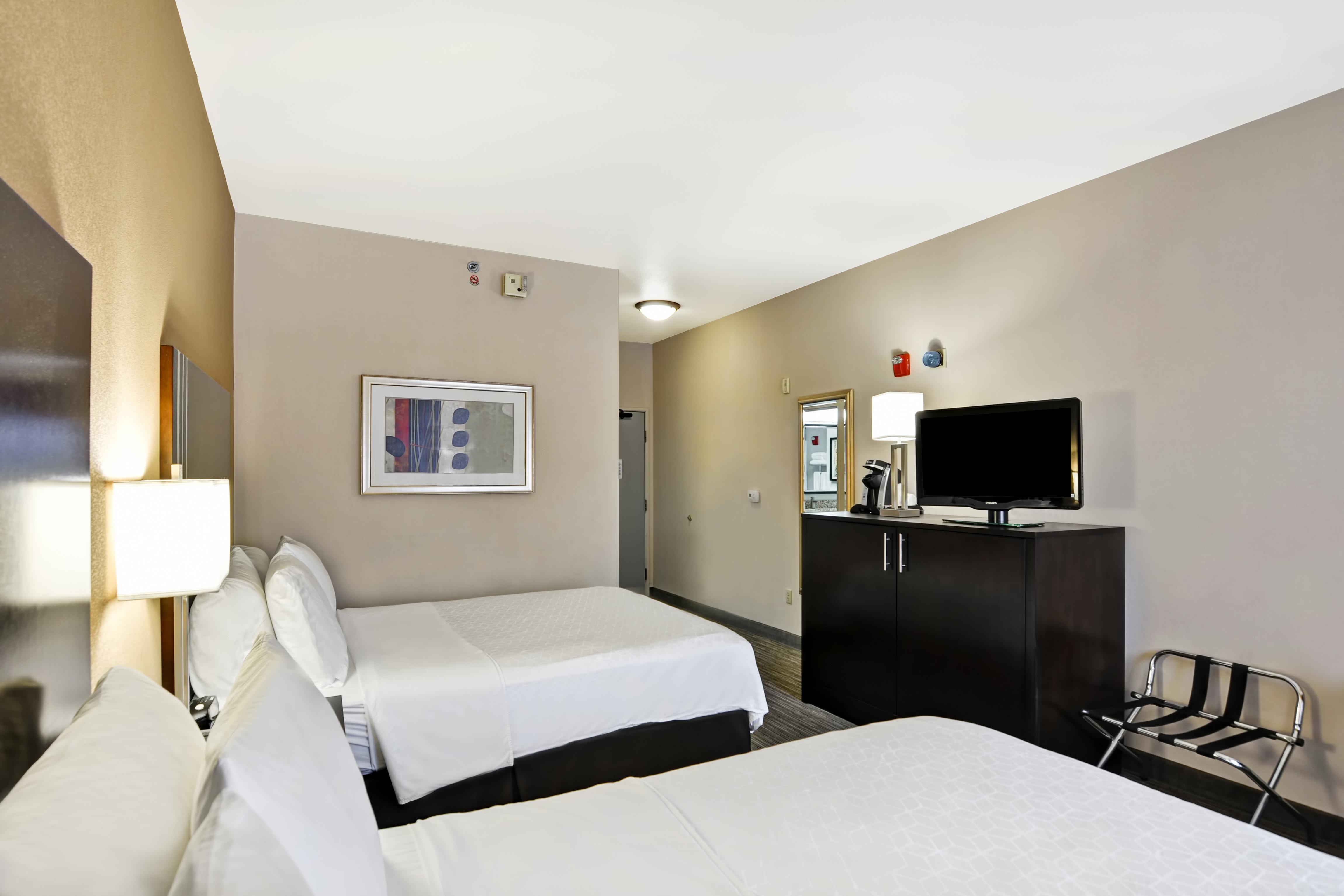 Holiday Inn Express Hotel & Suites Milwaukee-New Berlin By Ihg Exterior photo
