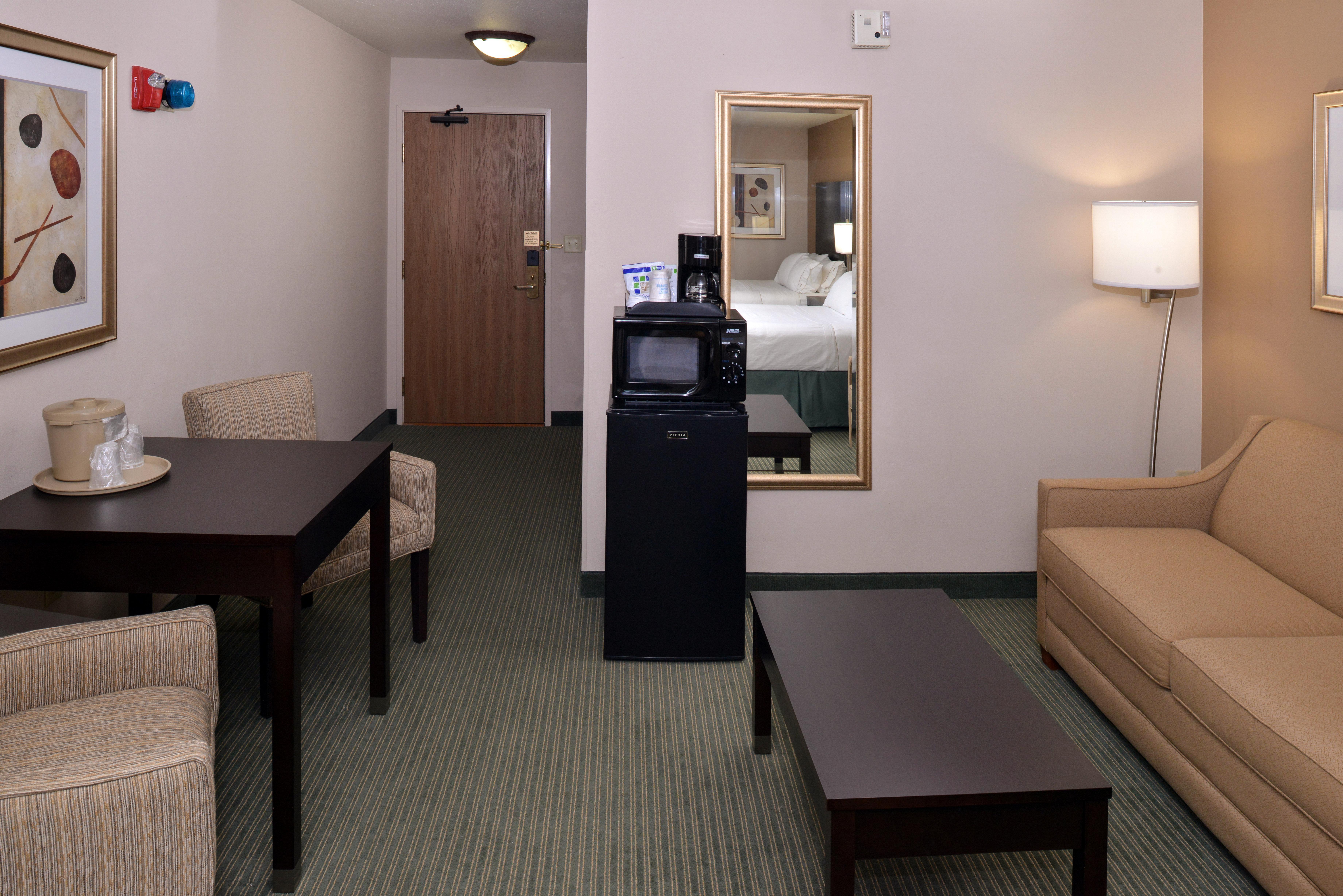 Holiday Inn Express Hotel & Suites Milwaukee-New Berlin By Ihg Exterior photo