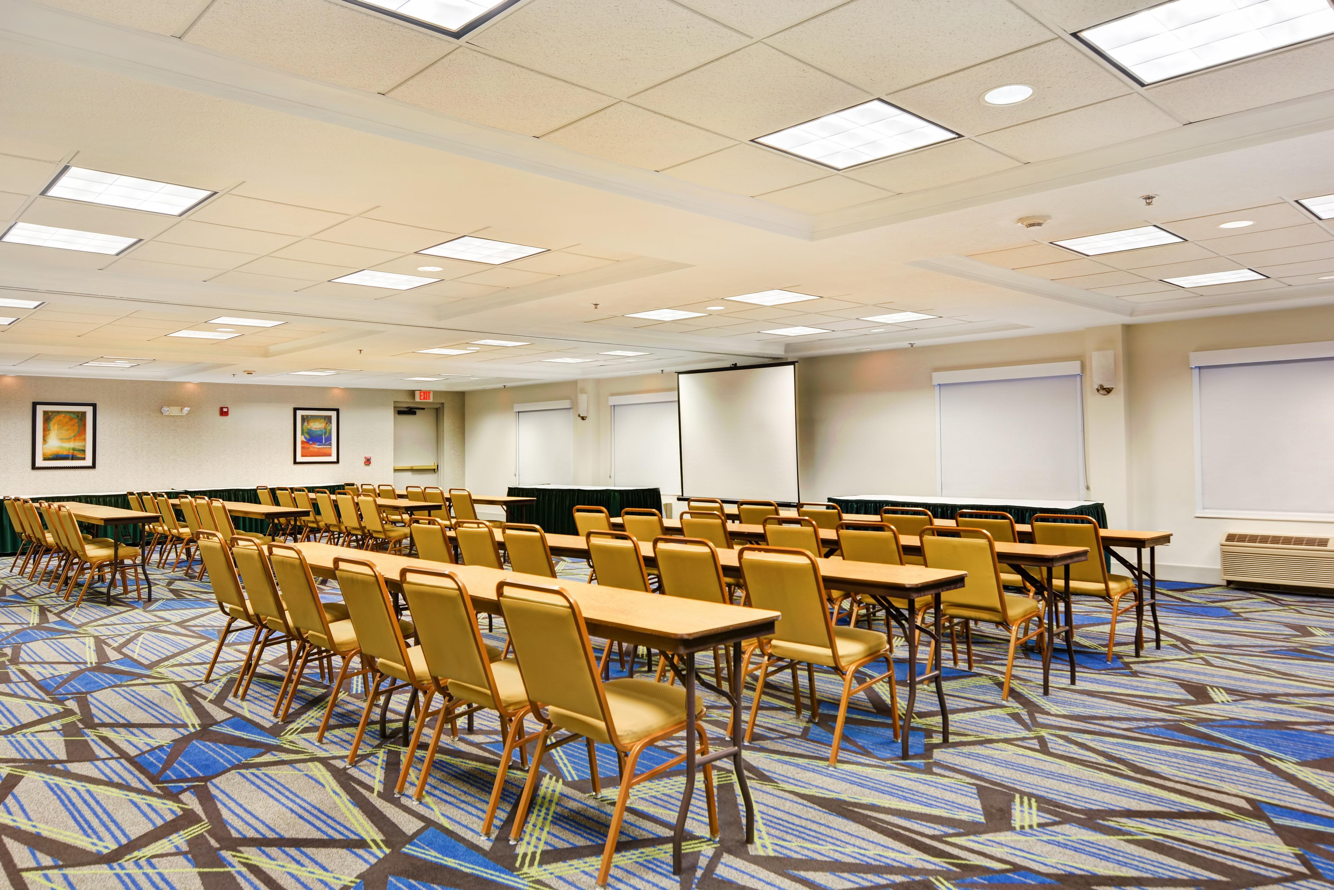 Holiday Inn Express Hotel & Suites Milwaukee-New Berlin By Ihg Exterior photo