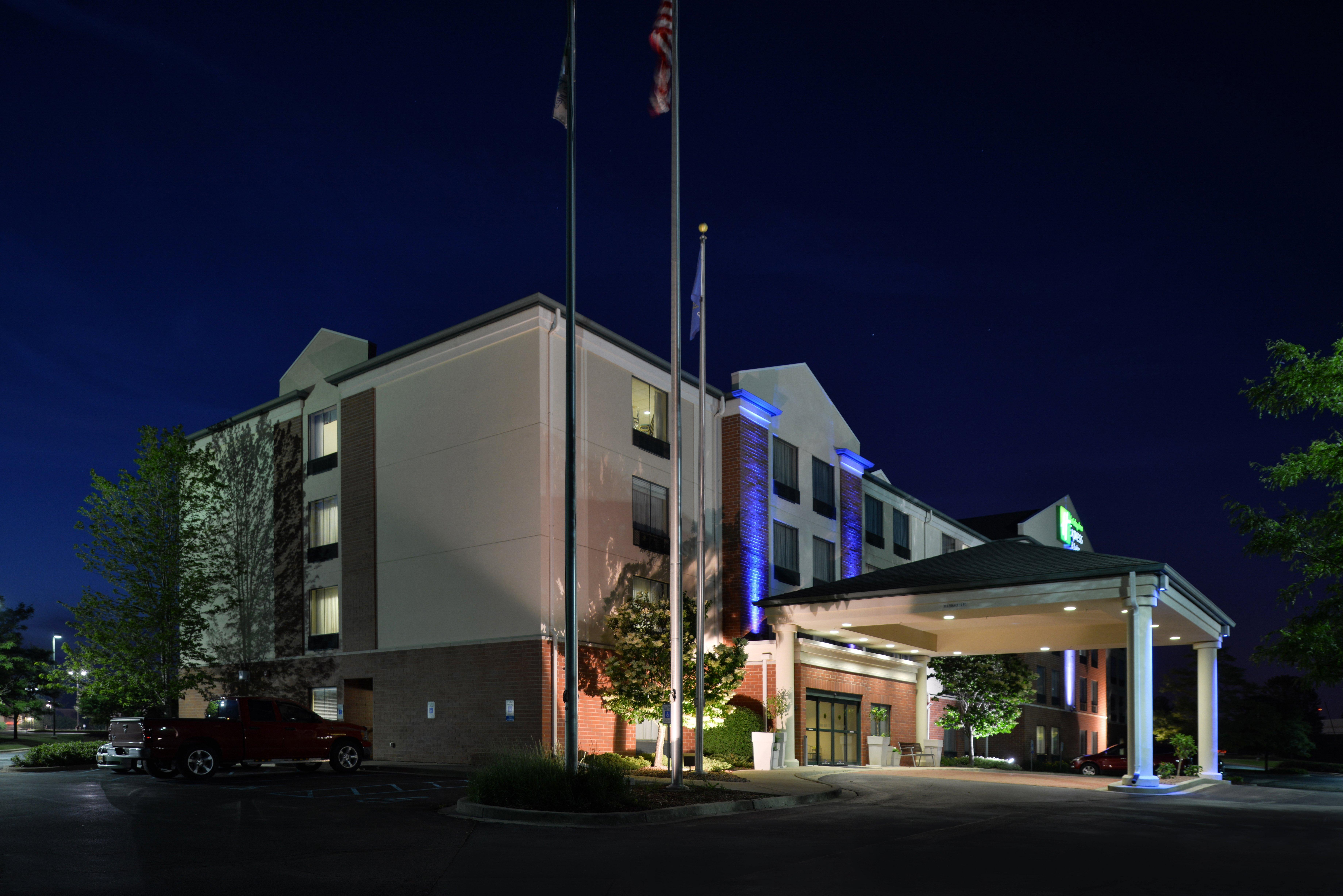 Holiday Inn Express Hotel & Suites Milwaukee-New Berlin By Ihg Exterior photo