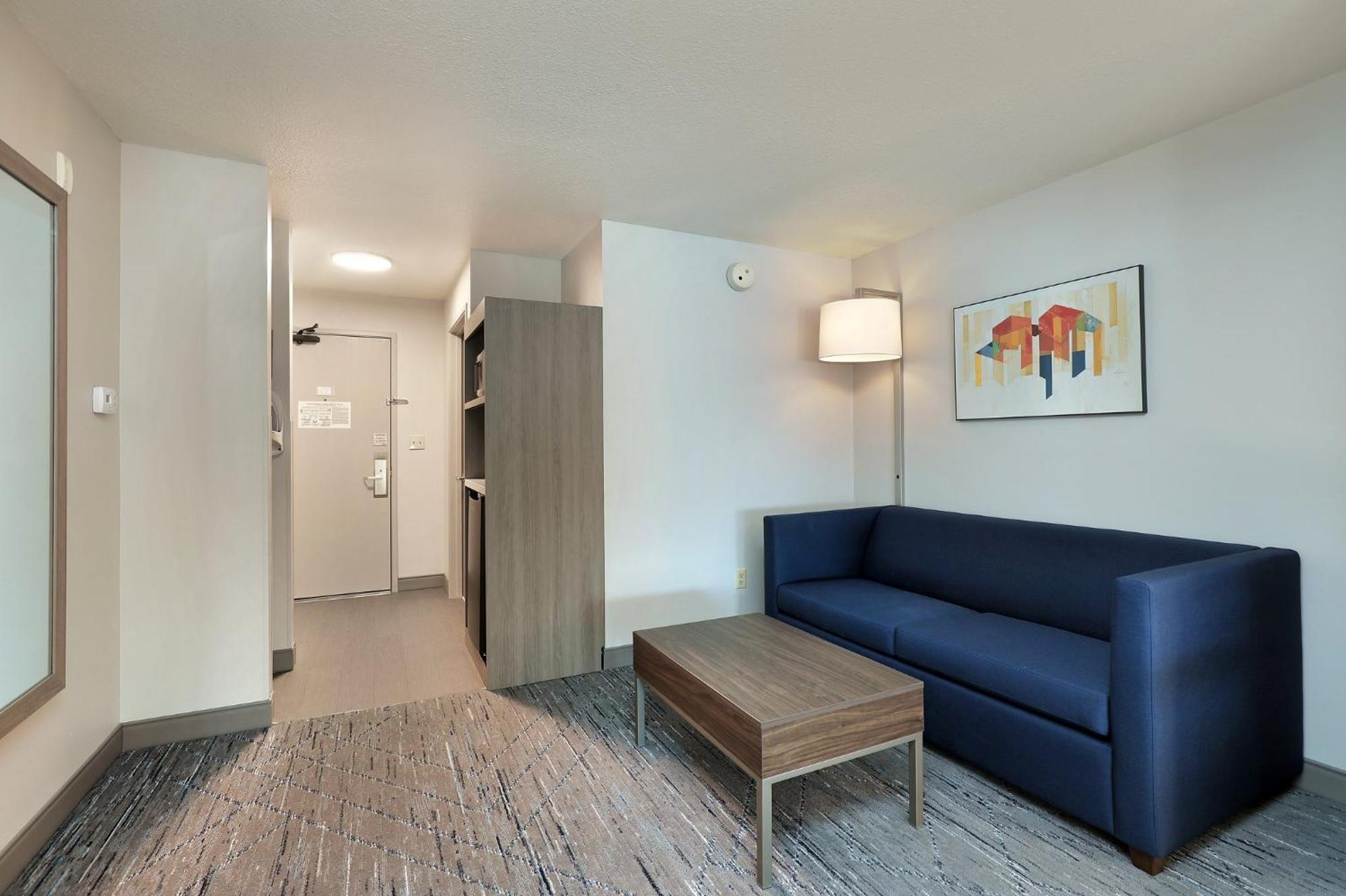 Holiday Inn Express Hotel & Suites Milwaukee-New Berlin By Ihg Exterior photo