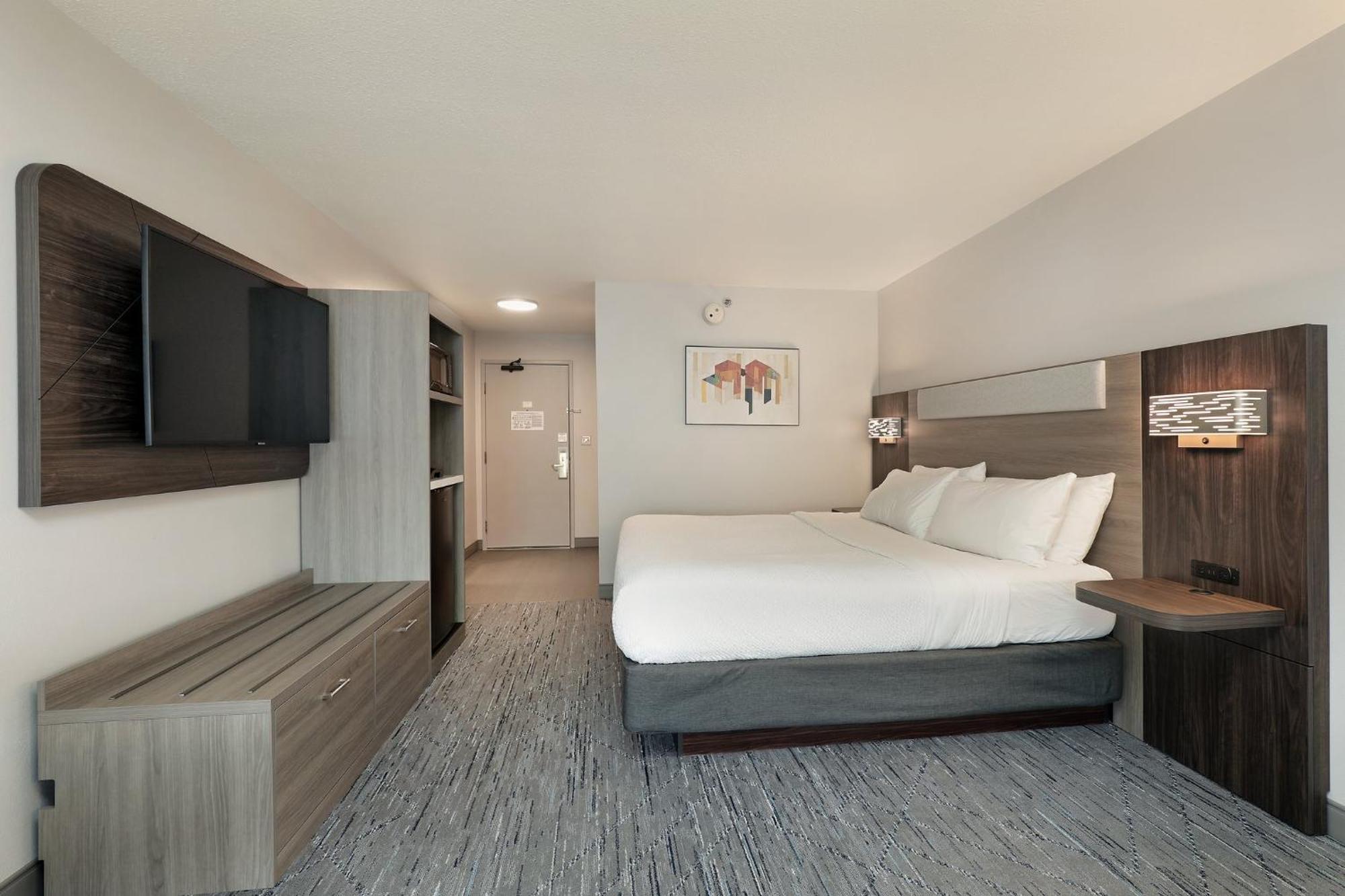 Holiday Inn Express Hotel & Suites Milwaukee-New Berlin By Ihg Exterior photo